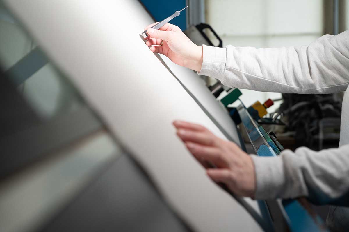 Qualitätskontrolle eines Vliesstoffs an einer Prüfmaschine in der Produktion