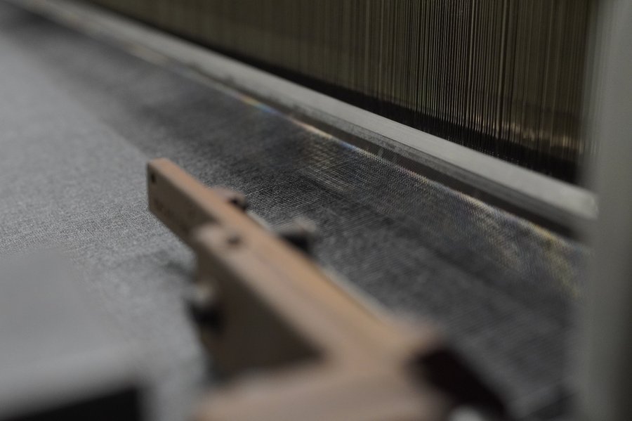 Fein gewebtes Textil auf einer Webmaschine für Bekleidungsstoffe