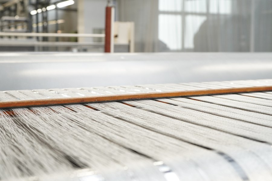 Kettfäden auf einer Webmaschine während der Verarbeitung elastischer Gewebe