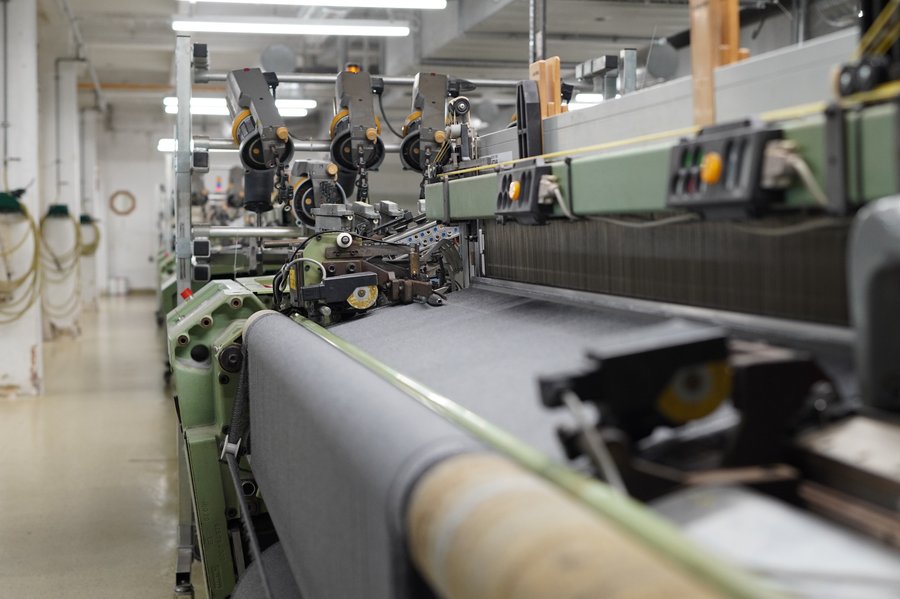 Industrielle Webmaschine bei der Herstellung hochfester Gewebe