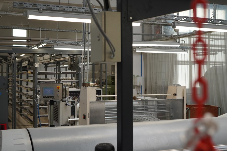 Produktionshalle mit Webmaschine zur Herstellung technischer Gewebe