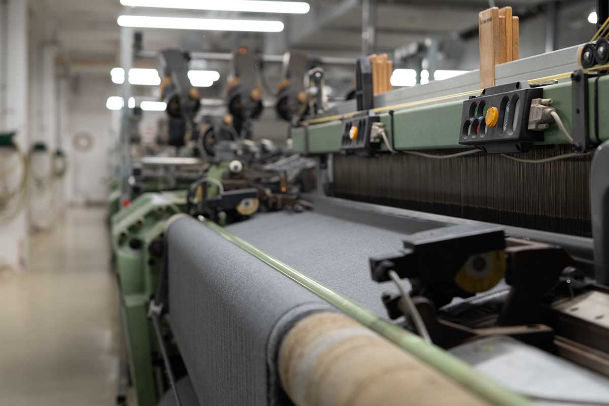 Moderne Webmaschine bei der Fertigung von technischen Textilien im Werk