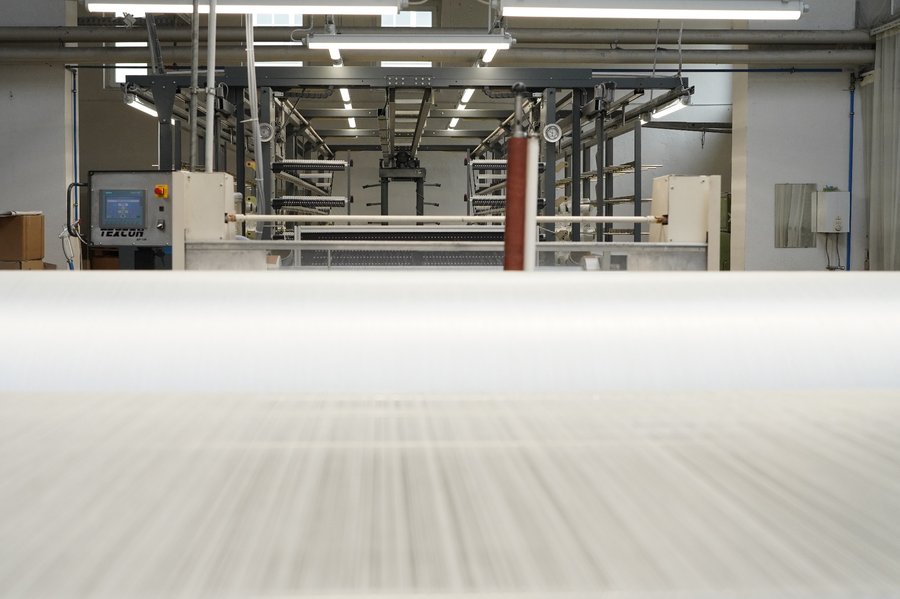 Laufende Textilbahn in der industriellen Fertigung von Verpackungsmaterialien